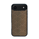 Coque de protection en bois véritable fabriquée en France pour iPhone 17 Air baptisée "La Sinjak" avec un motif de gravure abstrait représentant la répétition d'un symbole wifi