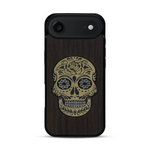 Coque de protection en bois véritable fabriquée en France pour  alliant du chêne fumé avec du métal argenté et doré représentant une tête de mort mexicaine sur le thème Dia de los Muertos