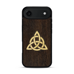 Coque de protection en bois véritable fabriquée en France pour  alliant du chêne fumé et du bambou représentant une triquetra