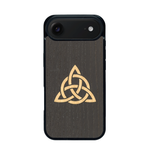 Coque de protection en bois véritable fabriquée en France pour iPhone 17 Air alliant du chêne fumé et du bambou représentant une triquetra