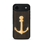 Coque de protection en bois véritable fabriquée en France pour  sur le thème nautique avec un bois clair et un bois foncé représentant une ancre de bateau