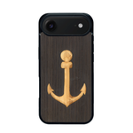 Coque de protection en bois véritable fabriquée en France pour iPhone 17 Air sur le thème nautique avec un bois clair et un bois foncé représentant une ancre de bateau