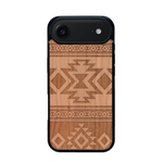 Coque de protection en bois véritable fabriquée en France pour iPhone 17 Air avec des motifs géométriques s'inspirant des temples aztèques, mayas et incas