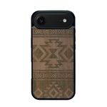 Coque de protection en bois véritable fabriquée en France pour iPhone 17 Air avec des motifs géométriques s'inspirant des temples aztèques, mayas et incas