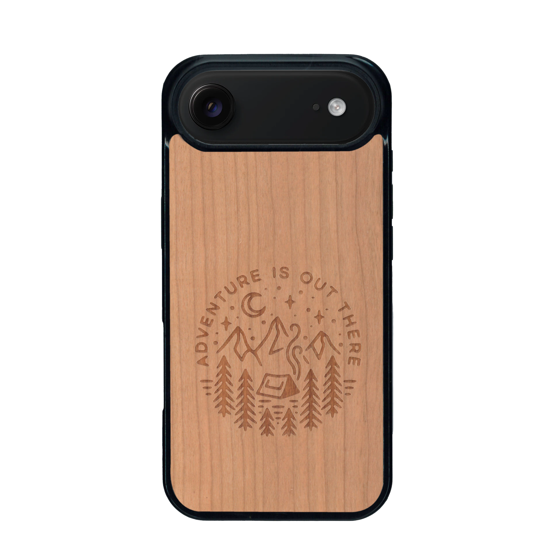 Coque de protection en bois véritable fabriquée en France pour iPhone 17 Air sur le thème du camping en pleine nature et du bivouac avec la phrase "Aventure is out there"