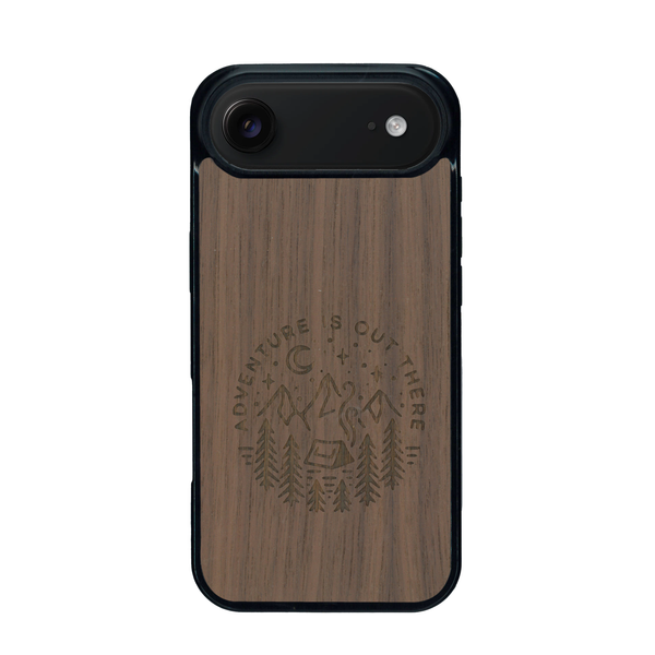 Coque de protection en bois véritable fabriquée en France pour iPhone 17 Air sur le thème du camping en pleine nature et du bivouac avec la phrase "Aventure is out there"