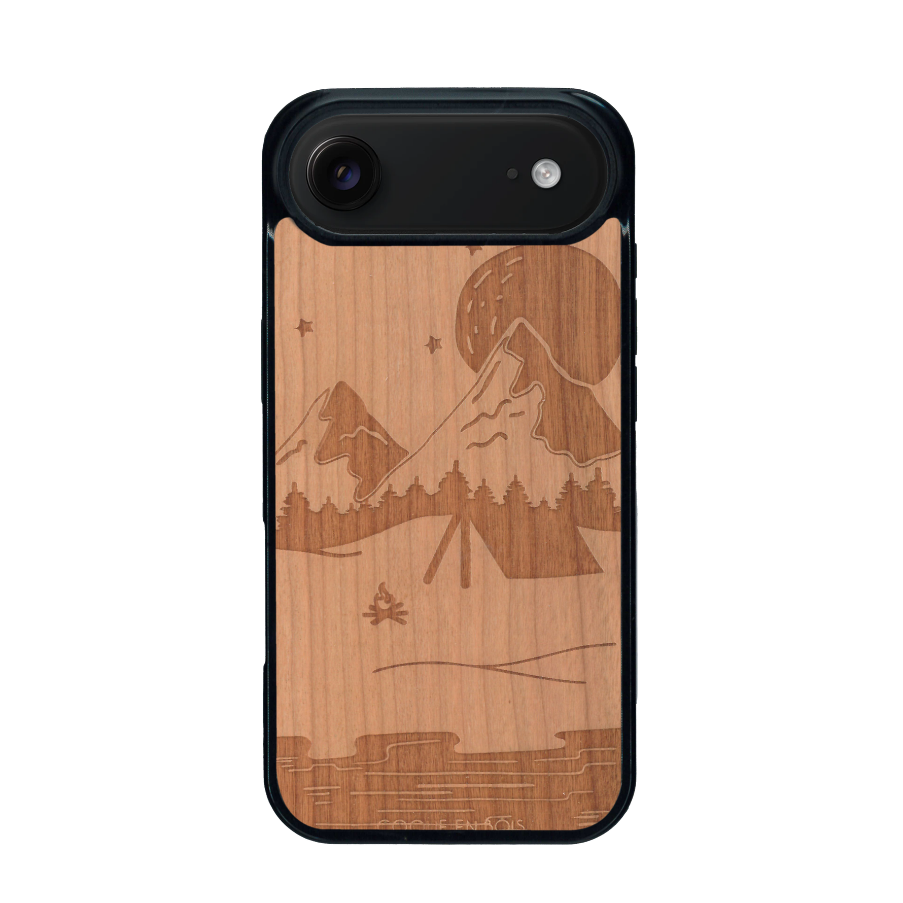 Coque de protection en bois véritable fabriquée en France pour iPhone 17 Air sur le thème du camping en pleine nature représentant une tente avec un feu de camp entouré de montagnes