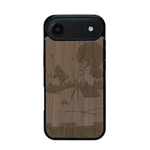 Coque de protection en bois véritable fabriquée en France pour iPhone 17 Air sur le thème du camping en pleine nature représentant une tente avec un feu de camp entouré de montagnes