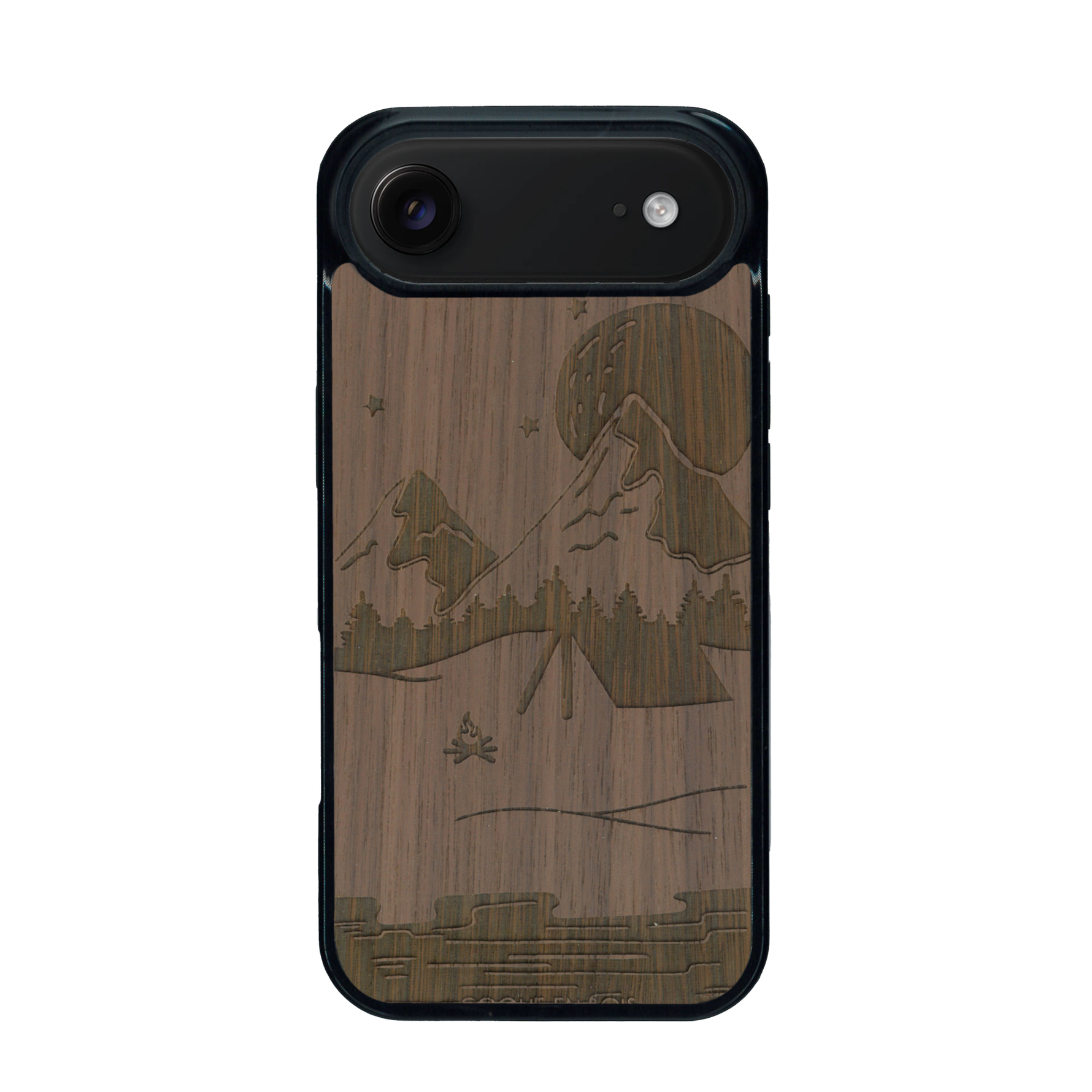 Coque de protection en bois véritable fabriquée en France pour iPhone 17 Air sur le thème du camping en pleine nature représentant une tente avec un feu de camp entouré de montagnes