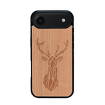 Coque de protection en bois véritable fabriquée en France pour iPhone 17 Air sur le thème de la nature et des animaux représentant une tête de cerf gométrique avec un design moderne et minimaliste