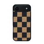Coque de protection en bois véritable fabriquée en France pour iPhone 17 Air alliant plusieurs essences de bois pour représenter un damier