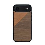 Coque de protection en bois véritable fabriquée en France pour iPhone 17 Air alliant du merisier et du noyer formant chacun un triangle avec une jointure en diagonale sur le thème de l'art abstrait