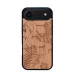 Coque de protection en bois véritable fabriquée en France pour iPhone 17 Air sur le thème de la nature et des animaux représentant un flamant rose entre des fougères