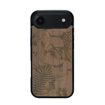 Coque de protection en bois véritable fabriquée en France pour iPhone 17 Air sur le thème de la nature et des animaux représentant un flamant rose entre des fougères