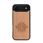 Coque de protection en bois véritable fabriquée en France pour iPhone 17 Air sur le thème de la nature et du yoga avec une gravure zen représentant une fleur de lotus