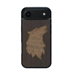 Coque de protection en bois véritable fabriquée en France pour iPhone 17 Air alliant du chêne fumé et du noyer représentant une tête de loup géométrique de profil sur le thème des animaux et de la nature