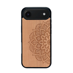 Coque de protection en bois véritable fabriquée en France pour iPhone 17 Air sur le thème de la bohème et du tatouage au henné avec une gravure représentant un mandala
