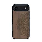 Coque de protection en bois véritable fabriquée en France pour iPhone 17 Air sur le thème de la bohème et du tatouage au henné avec une gravure représentant un mandala