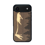 Coque de protection en bois véritable fabriquée en France pour iPhone 17 Air sur le thème de la nature et de la montagne qui allie du chêne fumé, du noyer et du bambou représentant le mont mézenc