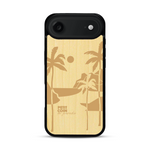 Coque de protection en bois véritable fabriquée en France pour  sur le thème des voyages en vans, vanlife et chill avec une gravure représentant un van vw combi devant le soleil couchant sur une plage avec des vagues