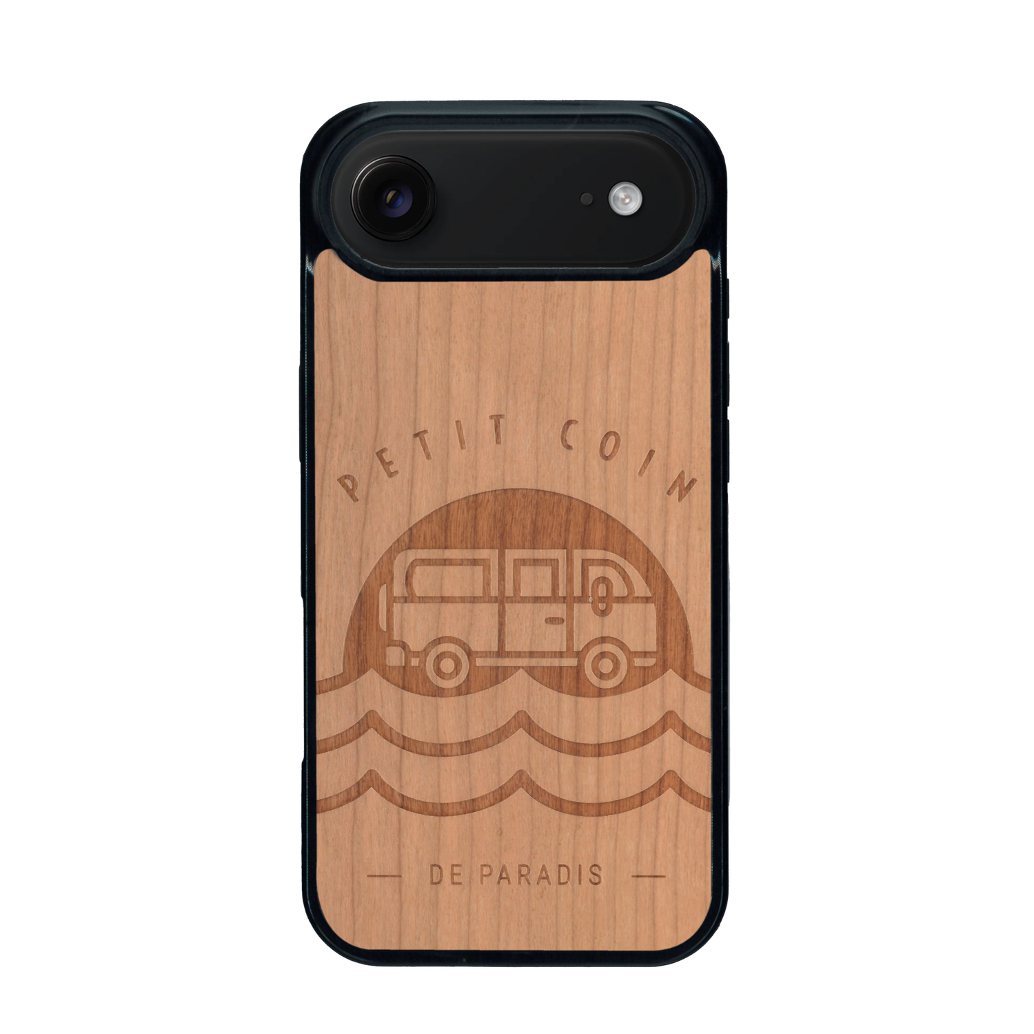 Coque de protection en bois véritable fabriquée en France pour iPhone 17 Air sur le thème des voyages en vans, vanlife et chill avec une gravure représentant un van vw combi devant le soleil couchant sur une plage avec des vagues