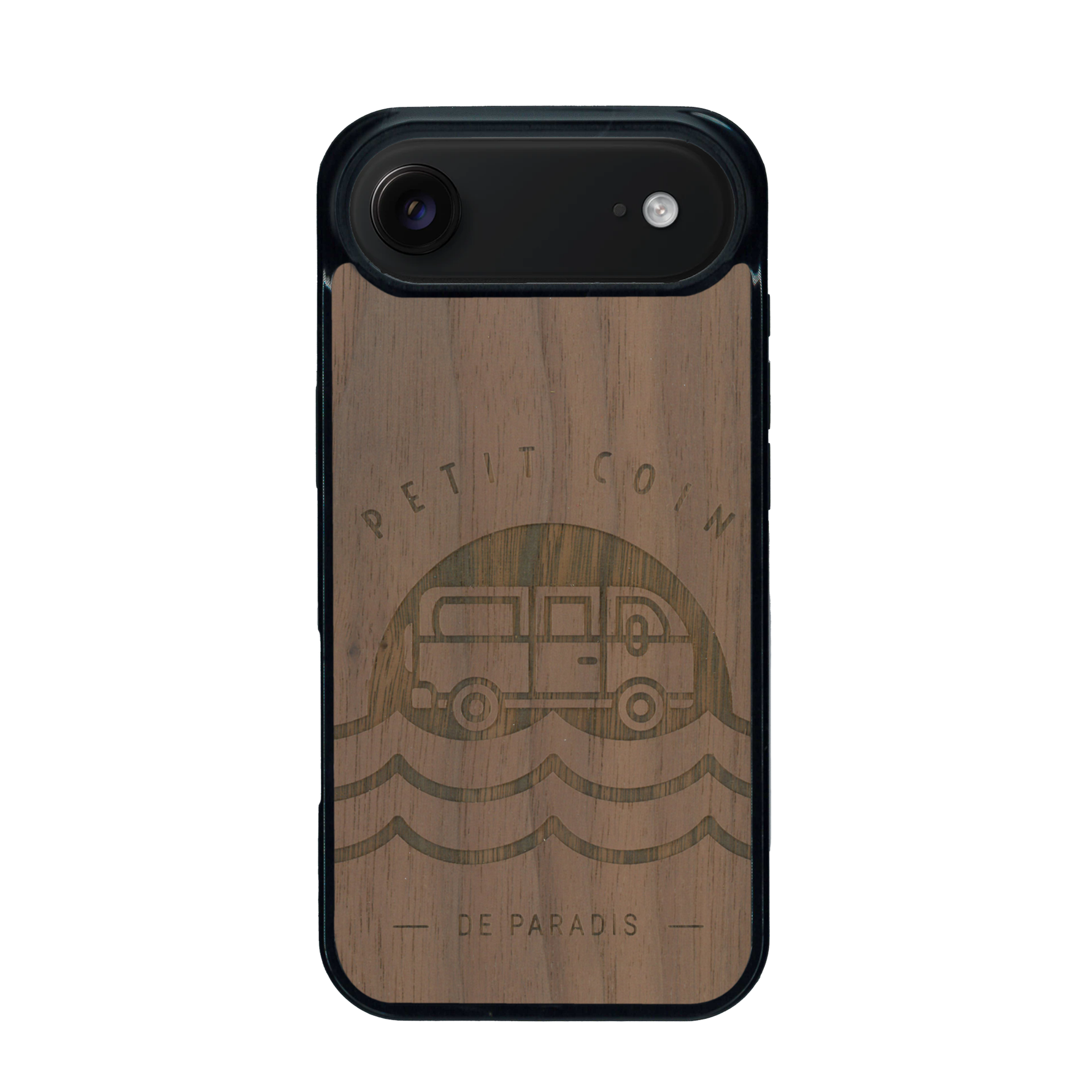 Coque de protection en bois véritable fabriquée en France pour iPhone 17 Air sur le thème des voyages en vans, vanlife et chill avec une gravure représentant un van vw combi devant le soleil couchant sur une plage avec des vagues