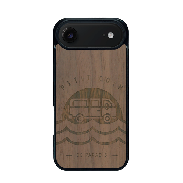 Coque de protection en bois véritable fabriquée en France pour iPhone 17 Air sur le thème des voyages en vans, vanlife et chill avec une gravure représentant un van vw combi devant le soleil couchant sur une plage avec des vagues
