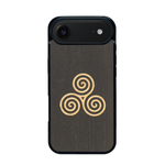 Coque de protection en bois véritable fabriquée en France pour iPhone 17 Air alliant du chêne fumé et du bambou et doré représentant un triskell