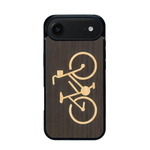 Coque de protection en bois véritable fabriquée en France pour iPhone 17 Air sur le theme du vélo et de l'outdoor qui allie du bambou et du chêne fumé représentant un vélo