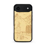 Coque de protection en bois véritable fabriquée en France pour  sur le thème de la randonnée en montagne et de l'aventure avec une gravure représentant une femme de dos face à un paysage de nature