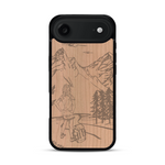 Coque de protection en bois véritable fabriquée en France pour  sur le thème de la randonnée en montagne et de l'aventure avec une gravure représentant une femme de dos face à un paysage de nature