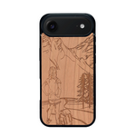 Coque de protection en bois véritable fabriquée en France pour iPhone 17 Air sur le thème de la randonnée en montagne et de l'aventure avec une gravure représentant une femme de dos face à un paysage de nature