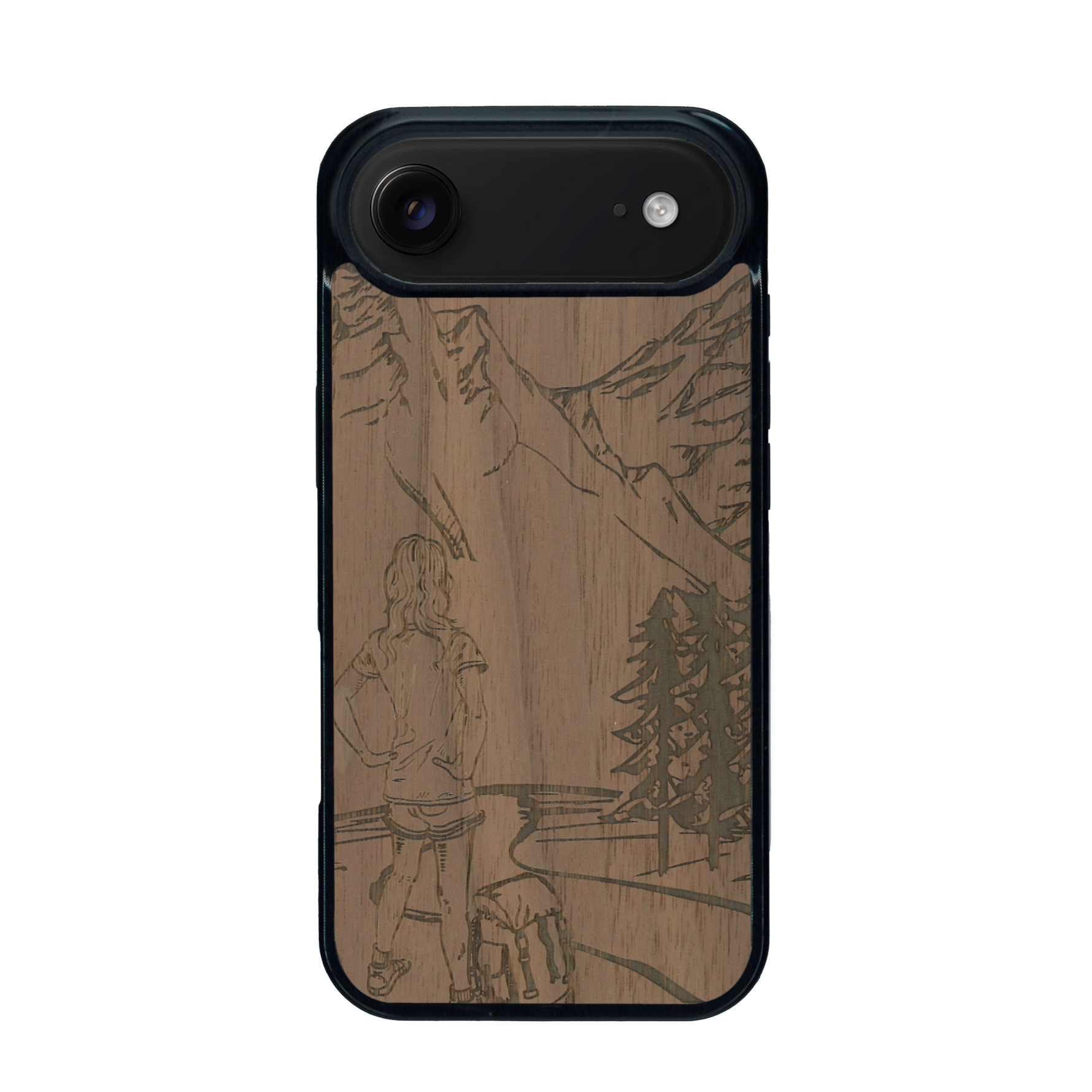 Coque de protection en bois véritable fabriquée en France pour iPhone 17 Air sur le thème de la randonnée en montagne et de l'aventure avec une gravure représentant une femme de dos face à un paysage de nature