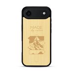 Coque de protection en bois véritable fabriquée en France pour  sur le thème de la nature et des arbres avec une gravure représentant une pomme de pin et la phrase "made by nature"