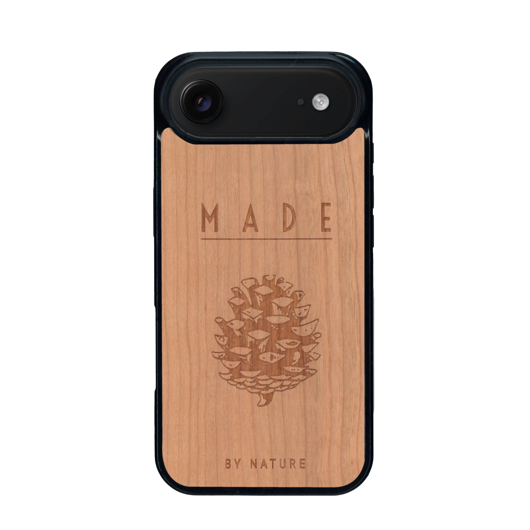 Coque de protection en bois véritable fabriquée en France pour iPhone 17 Air sur le thème de la nature et des arbres avec une gravure représentant une pomme de pin et la phrase "made by nature"