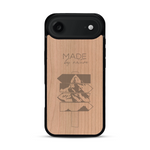 Coque de protection en bois véritable fabriquée en France pour  sur le thème de la nature et des arbres avec une gravure représentant une pomme de pin et la phrase "made by nature"