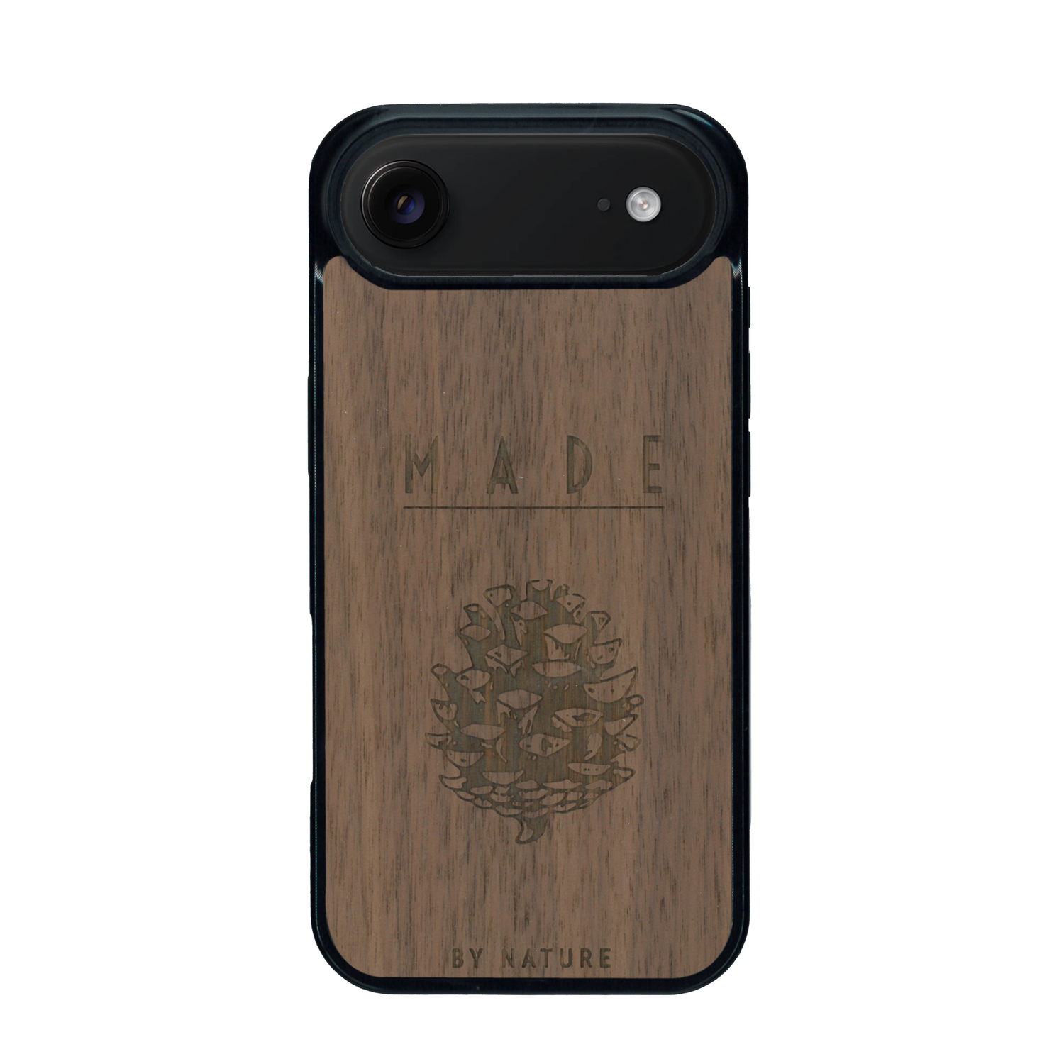 Coque de protection en bois véritable fabriquée en France pour iPhone 17 Air sur le thème de la nature et des arbres avec une gravure représentant une pomme de pin et la phrase "made by nature"