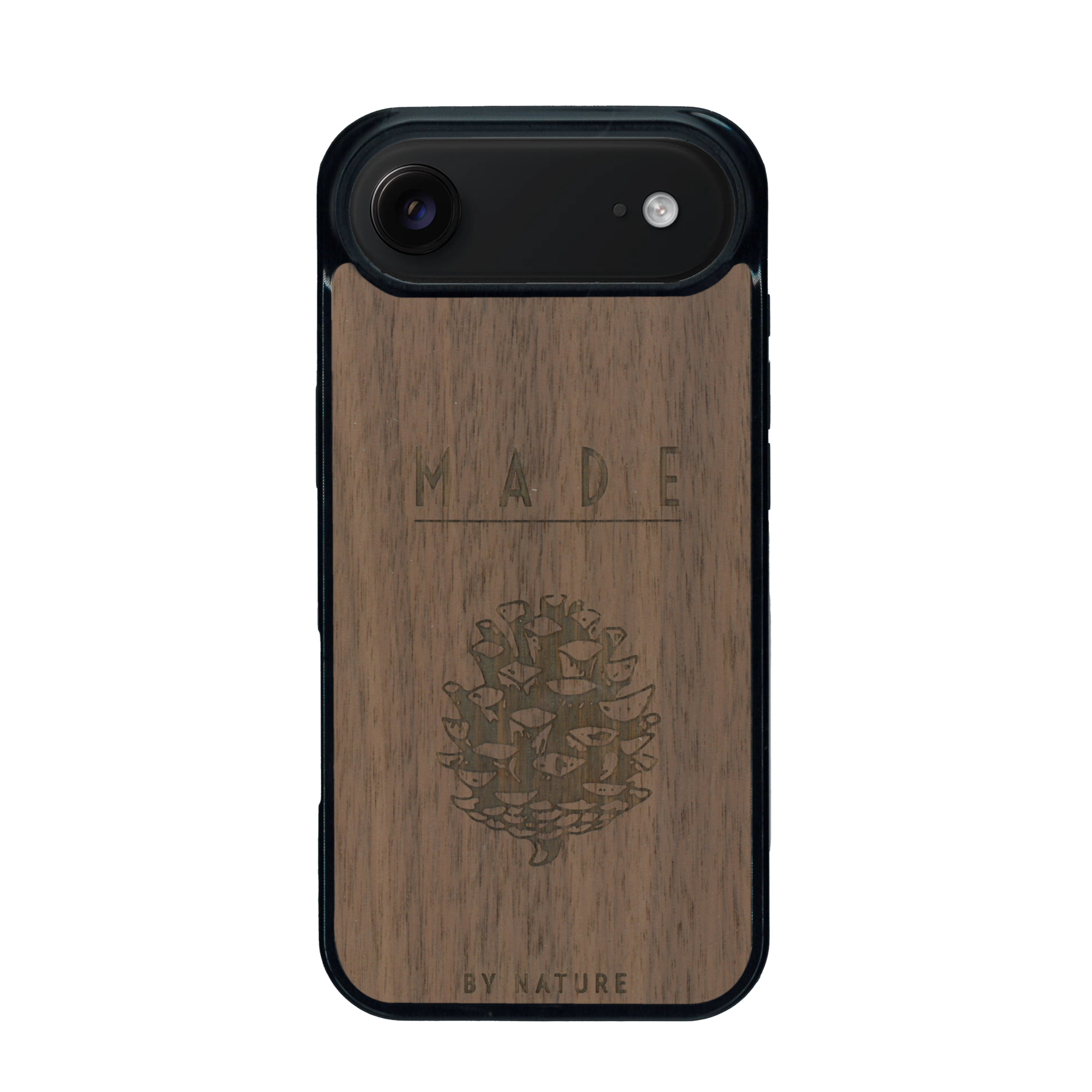 Coque de protection en bois véritable fabriquée en France pour iPhone 17 Air sur le thème de la nature et des arbres avec une gravure représentant une pomme de pin et la phrase "made by nature"