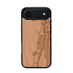 Coque de protection en bois véritable fabriquée en France pour iPhone 17 Air représentant une vue de face d'une femme sur une moto vintage dessinée à la main par l'artiste Maud Dabs