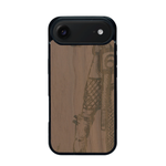 Coque de protection en bois véritable fabriquée en France pour iPhone 17 Air représentant une vue de face d'une femme sur une moto vintage dessinée à la main par l'artiste Maud Dabs