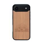 Coque de protection en bois véritable fabriquée en France pour iPhone 17 Air sur le thème chill et nature avec un motif représentant un levé de soleil sur un paysage de montagne avec des sapins et un chalet et la phrase "Good friends, good adventure"