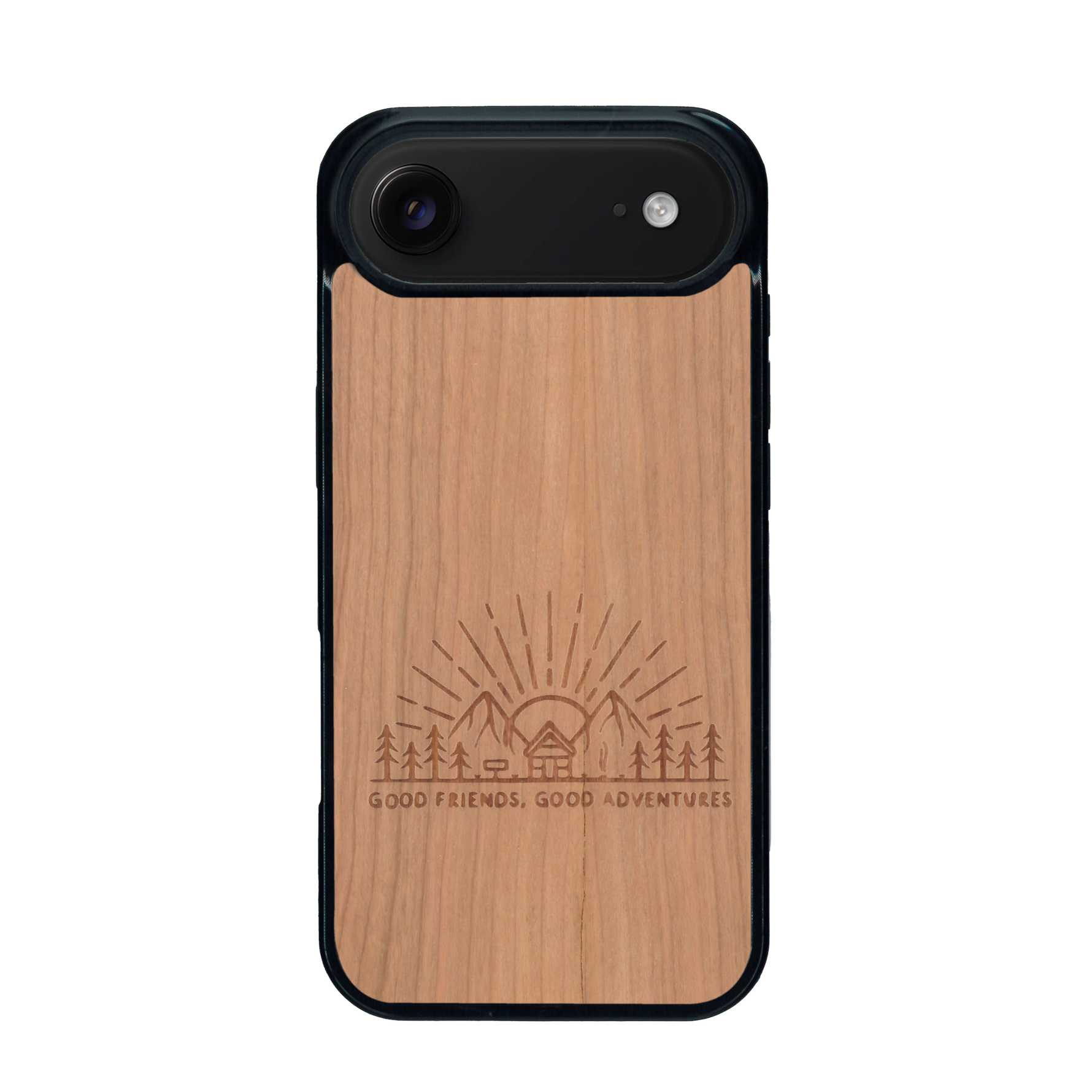 Coque de protection en bois véritable fabriquée en France pour iPhone 17 Air sur le thème chill et nature avec un motif représentant un levé de soleil sur un paysage de montagne avec des sapins et un chalet et la phrase "Good friends, good adventure"