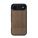 Coque de protection en bois véritable fabriquée en France pour iPhone 17 Air sur le thème chill et nature avec un motif représentant un levé de soleil sur un paysage de montagne avec des sapins et un chalet et la phrase "Good friends, good adventure"