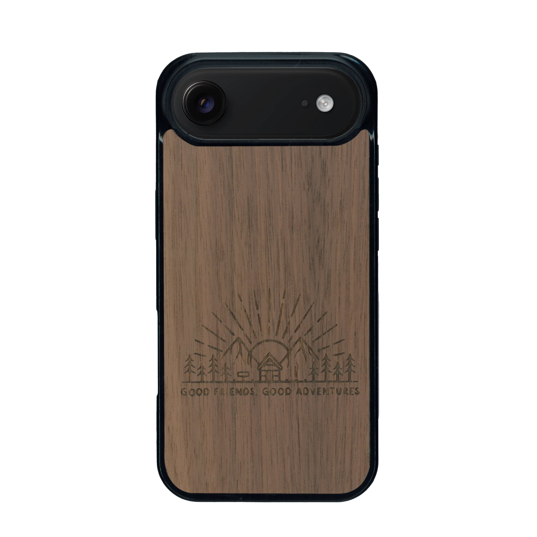 Coque de protection en bois véritable fabriquée en France pour iPhone 17 Air sur le thème chill et nature avec un motif représentant un levé de soleil sur un paysage de montagne avec des sapins et un chalet et la phrase "Good friends, good adventure"