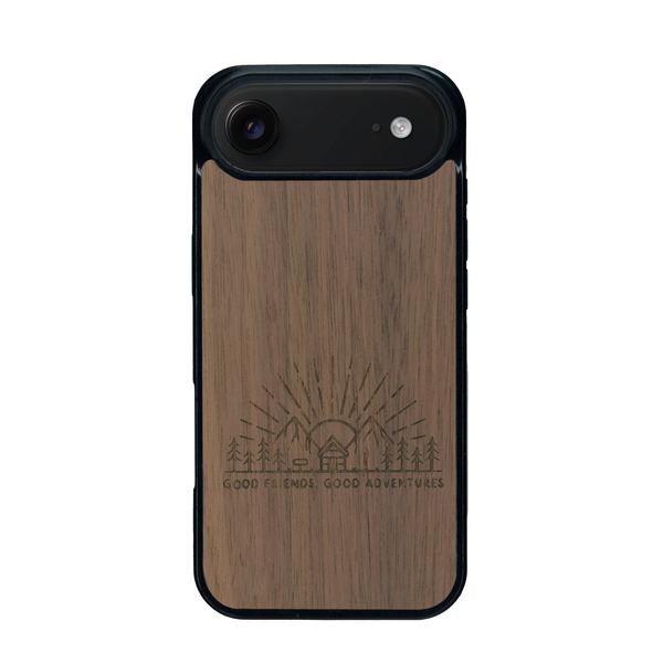 Coque de protection en bois véritable fabriquée en France pour iPhone 17 Air sur le thème chill et nature avec un motif représentant un levé de soleil sur un paysage de montagne avec des sapins et un chalet et la phrase "Good friends, good adventure"