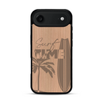 Coque de protection en bois véritable fabriquée en France pour  sur le thème chill avec un motif représentant une silouhette tenant une planche de surf sur une plage entouré de palmiers et les mots "Surf Time Long Beach Miami"