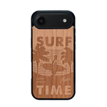 Coque de protection en bois véritable fabriquée en France pour iPhone 17 Air sur le thème chill avec un motif représentant une silouhette tenant une planche de surf sur une plage entouré de palmiers et les mots "Surf Time Long Beach Miami"