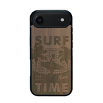 Coque de protection en bois véritable fabriquée en France pour iPhone 17 Air sur le thème chill avec un motif représentant une silouhette tenant une planche de surf sur une plage entouré de palmiers et les mots "Surf Time Long Beach Miami"