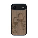 Coque de protection en bois véritable fabriquée en France pour iPhone 17 Air représentant une vue de face d'une flute de champagne dessinée à la main par l'artiste Maud Dabs