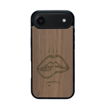 Coque de protection en bois véritable fabriquée en France pour iPhone 17 Air représentant de manière minimaliste une bouche de féminine se mordant le coin de la lèvre de manière sensuelle dessinée à la main par l'artiste Maud Dabs